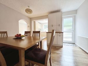 Kitchen breakfast room- click for photo gallery